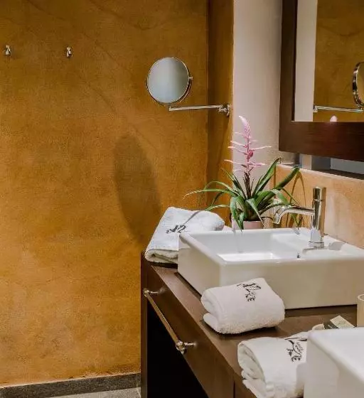 اتاق لوکس, 12 Months Resort & Spa
