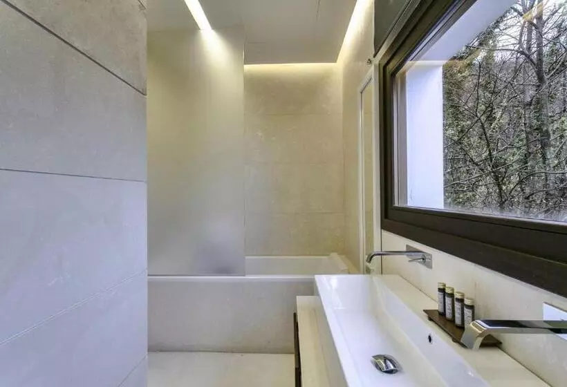 اتاق لوکس, 12 Months Resort & Spa