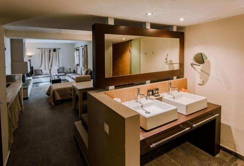Президентский Люкс, 12 Months Resort & Spa
