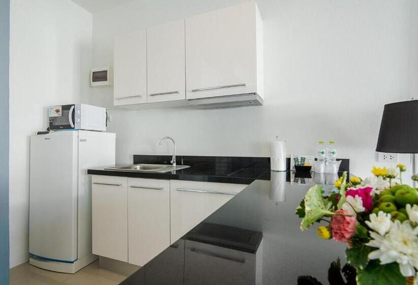 Люкс с Бассейном, The Beach Village Resort