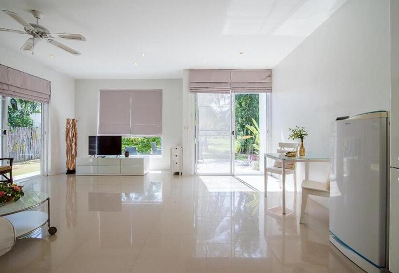 Люкс, The Beach Village Resort