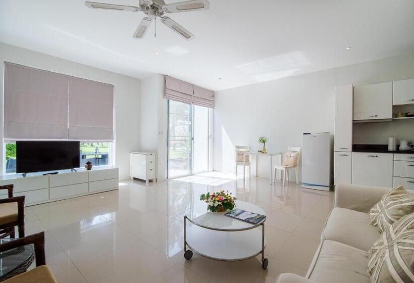 Люкс, The Beach Village Resort