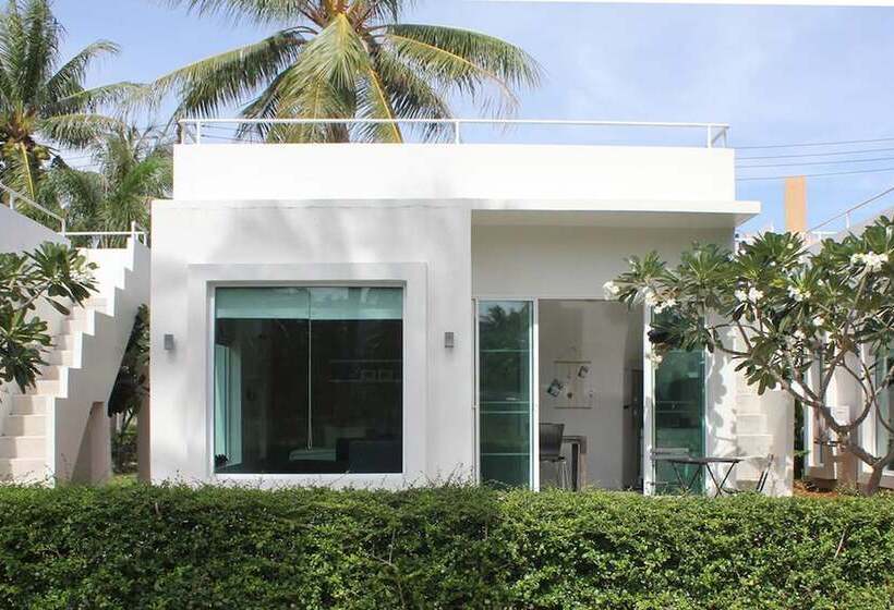 Студия Deluxe, The Beach Village Resort