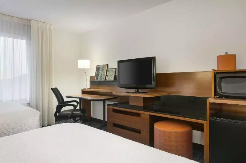 キングサイズベッドのスタンダードルーム, Fairfield Inn & Suites By Marriott Smithfield