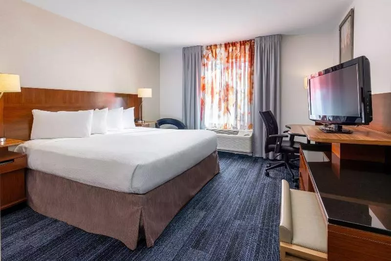 キングサイズベッドのスタンダードルーム, Fairfield Inn & Suites By Marriott Smithfield