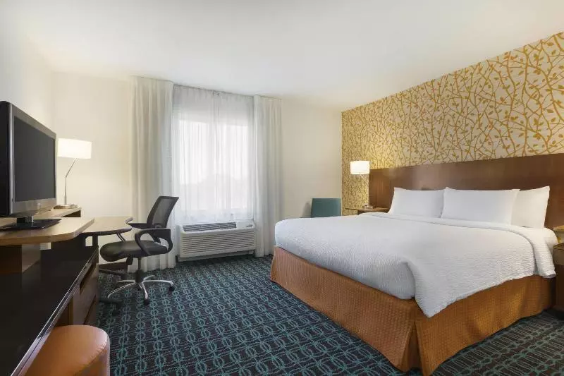 キングサイズベッドのスタンダードルーム, Fairfield Inn & Suites By Marriott Smithfield