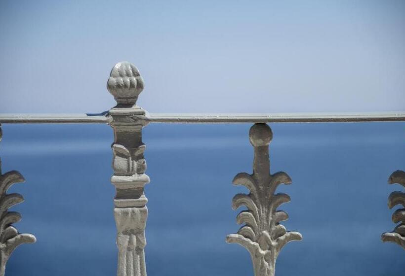 سوییت سوپریور با چشم‌انداز دریا, Apollonion Palace