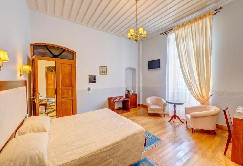 غرفة قياسية بالطابق الأرضى, Apollonion Palace