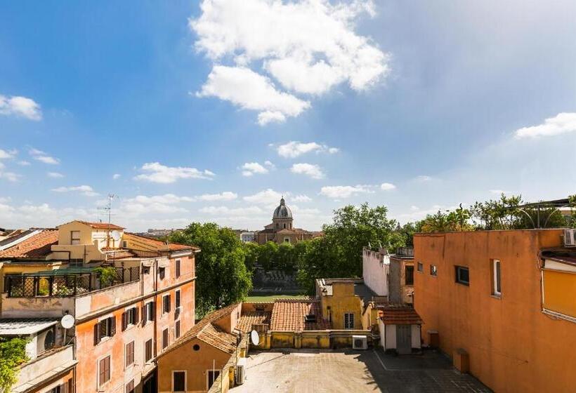 Camera Superiore Vista Città, La Rovere