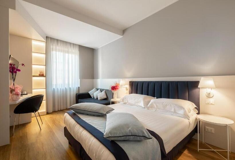 Camera Tripla Standard, La Rovere