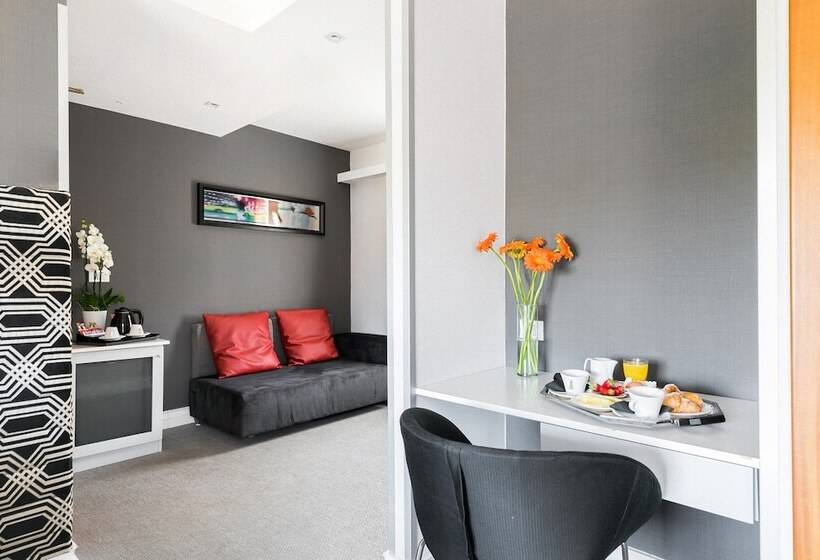 Camera Tripla Standard, La Rovere