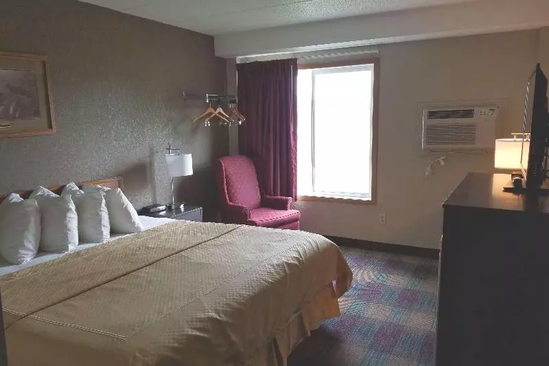キングサイズベッドのデラックススイート, Super 8 By Wyndham Glenwood