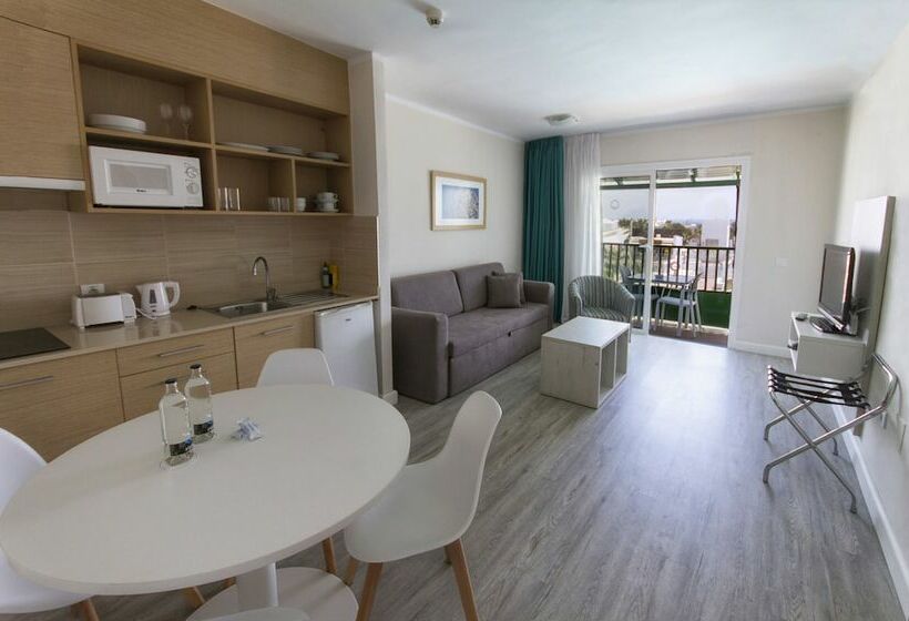 شقة غرفة واحدة, Gloria Izaro Club