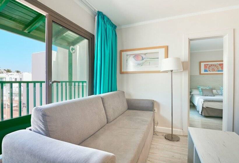 شقة غرفة واحدة, Gloria Izaro Club