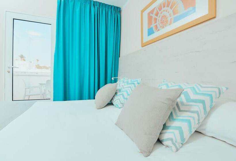 شقة غرفة واحدة, Gloria Izaro Club