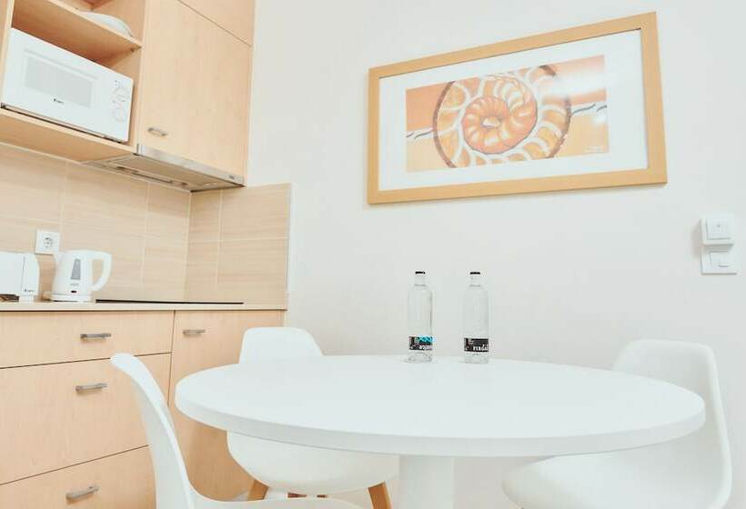 شقة غرفة واحدة, Gloria Izaro Club