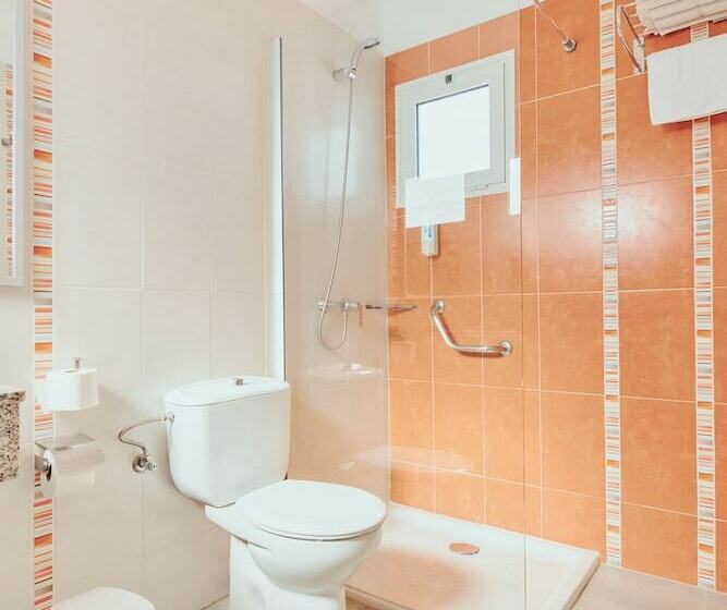 شقة غرفة واحدة, Gloria Izaro Club