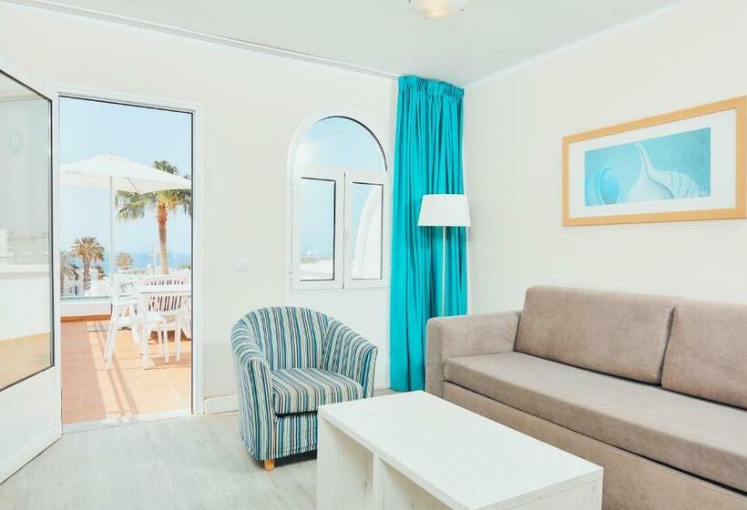 شقة غرفة واحدة, Gloria Izaro Club