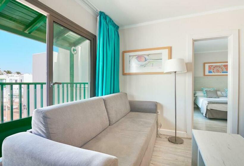 شقة غرفة واحدة, Gloria Izaro Club