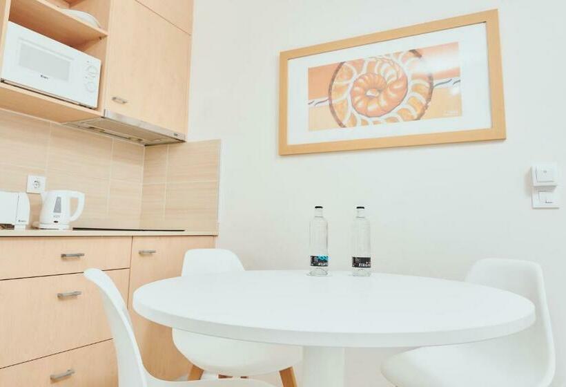 شقة غرفتين, Gloria Izaro Club