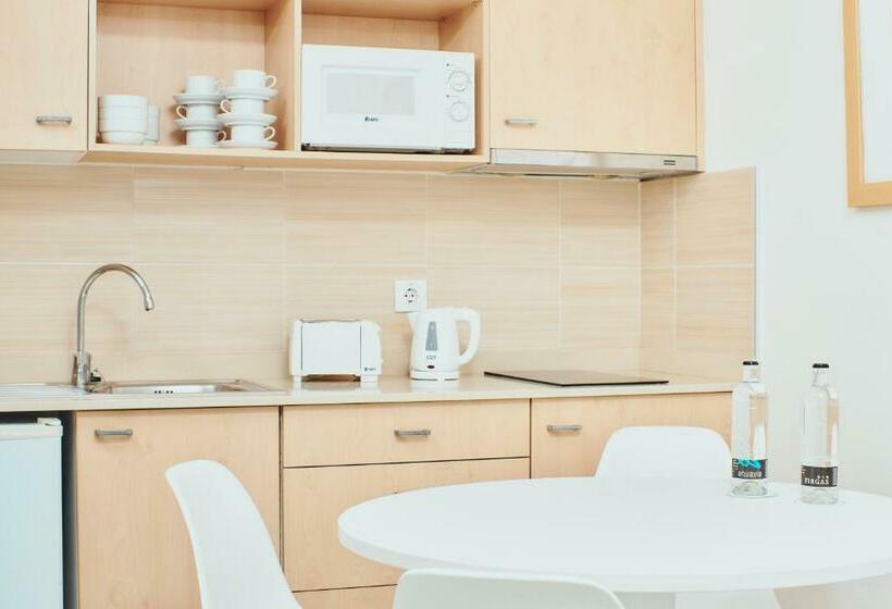 شقة غرفة واحدة, Gloria Izaro Club