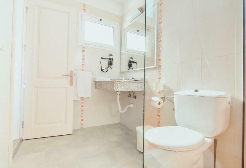 شقة غرفة واحدة, Gloria Izaro Club