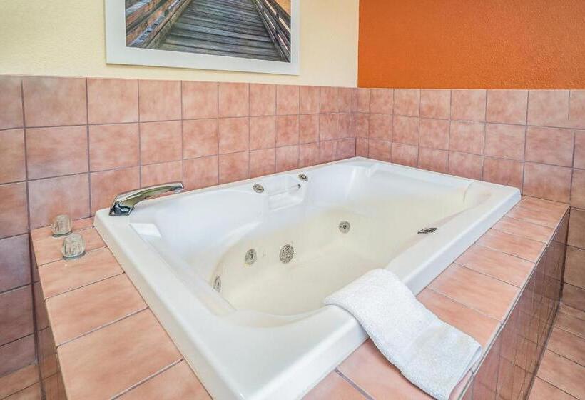 身障者適用クイーンサイズベッドルーム, Days Inn & Suites By Wyndham Traverse City