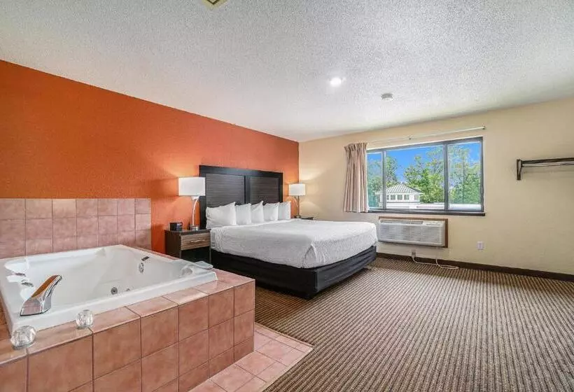 اتاق استاندارد با تخت دو نفره بزرگ برای معلولان, Days Inn & Suites By Wyndham Traverse City