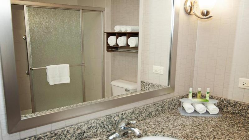 Standard-invahuone, Holiday Inn Express Hotel & Suites Wichita Northeast, An Ihg
