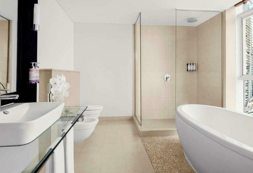 سوئیت پریمیوم, Mövenpick Hotel Jumeirah Lakes Towers Dubai