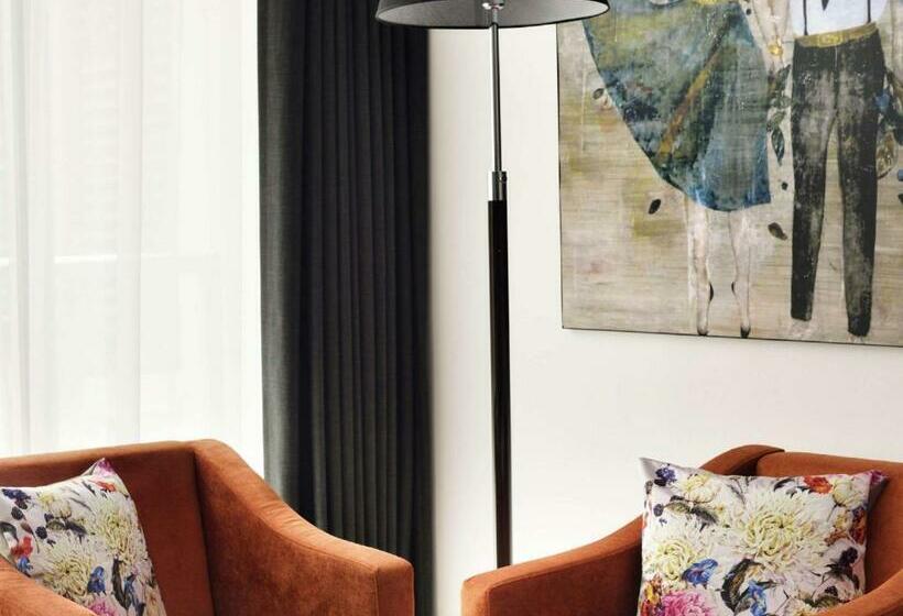 سوییت جونیور کلاب, Mövenpick Hotel Jumeirah Lakes Towers Dubai