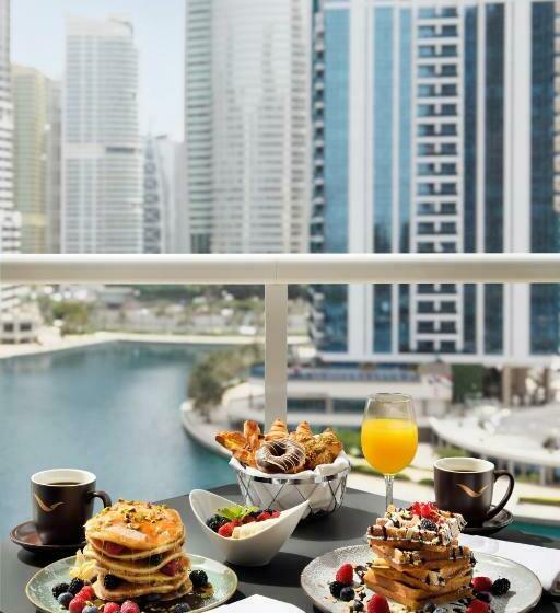 سوییت جونیور کلاب, Mövenpick Hotel Jumeirah Lakes Towers Dubai