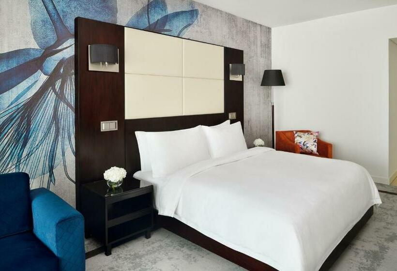 سوییت جونیور کلاب, Mövenpick Hotel Jumeirah Lakes Towers Dubai