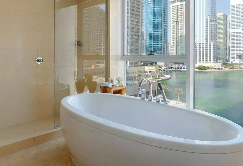 Premium-sviitti, Mövenpick Hotel Jumeirah Lakes Towers Dubai
