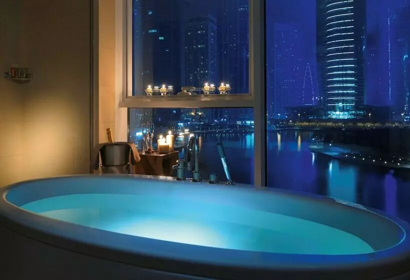 Premium-sviitti, Mövenpick Hotel Jumeirah Lakes Towers Dubai