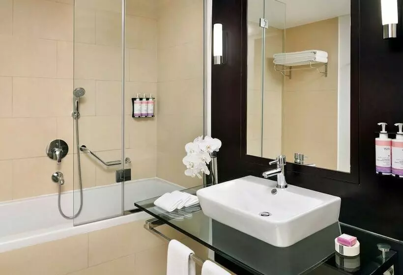 Superior-huone, Mövenpick Hotel Jumeirah Lakes Towers Dubai