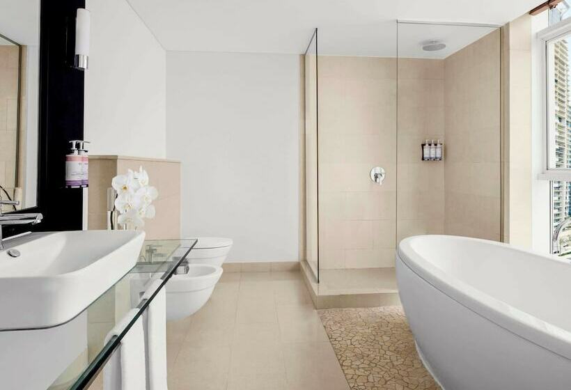 سوئیت پریمیوم, Mövenpick Hotel Jumeirah Lakes Towers Dubai