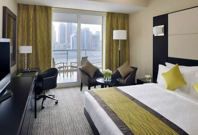 Superior room with lake view, Mövenpick Hotel Jumeirah Lakes Towers Dubai