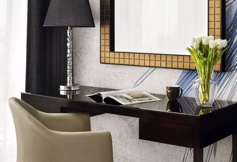 Superior room with lake view, Mövenpick Hotel Jumeirah Lakes Towers Dubai