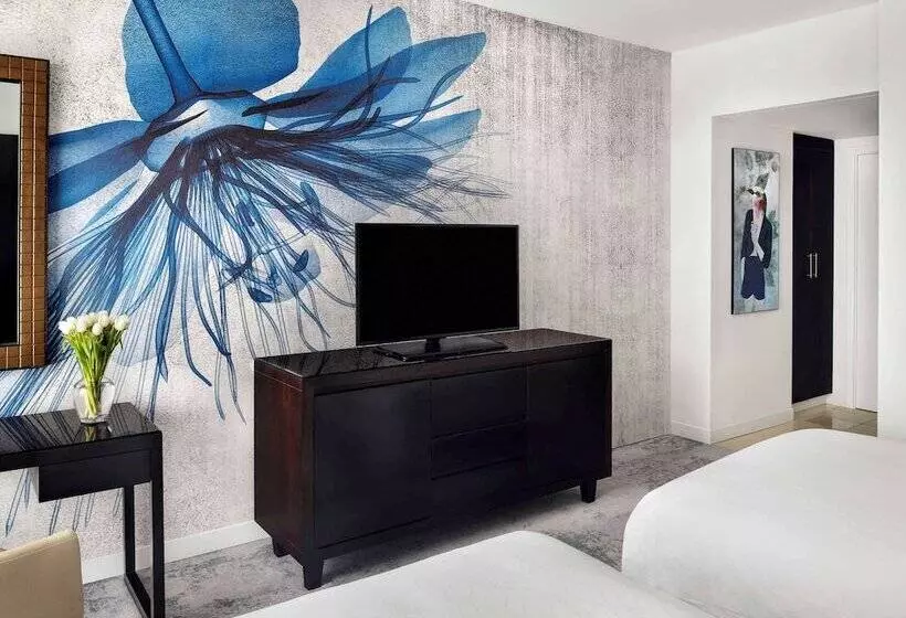Superior room with lake view, Mövenpick Hotel Jumeirah Lakes Towers Dubai