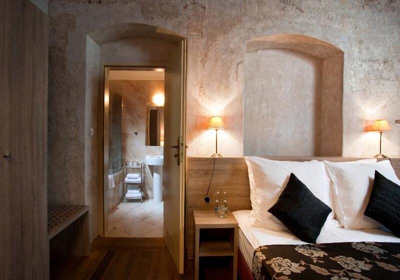 デラックスルーム, Santi