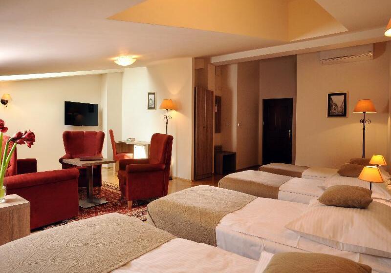 スタンダード４人部屋, Santi