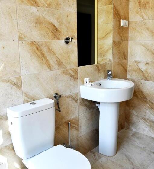 デラックスルーム, Santi