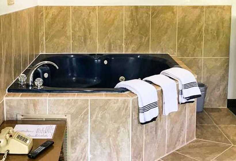 جناح مزود بجاكوزى, Relax Inn Altoona