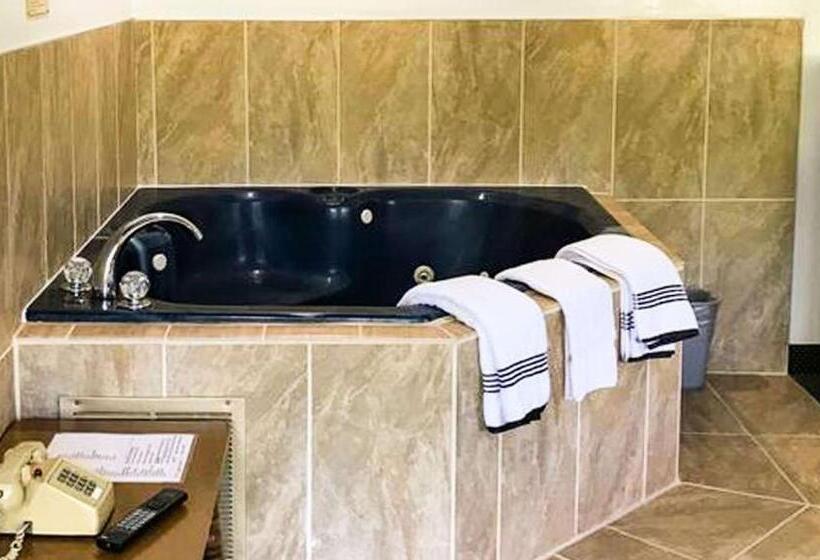 جناح مزود بجاكوزى, Relax Inn Altoona