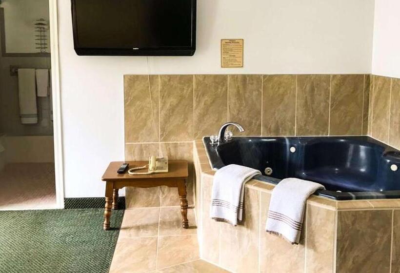 جناح مزود بجاكوزى, Relax Inn Altoona