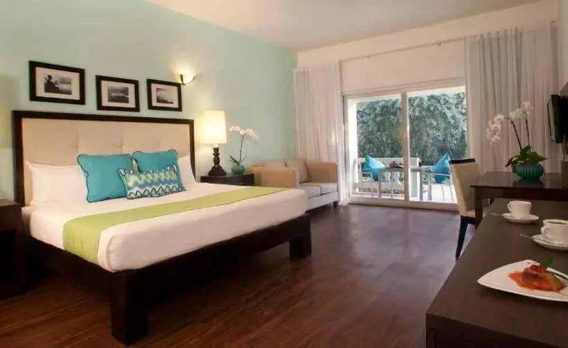 سوئیت جونیور با چشم‌انداز باغ, Sandy Haven Resort