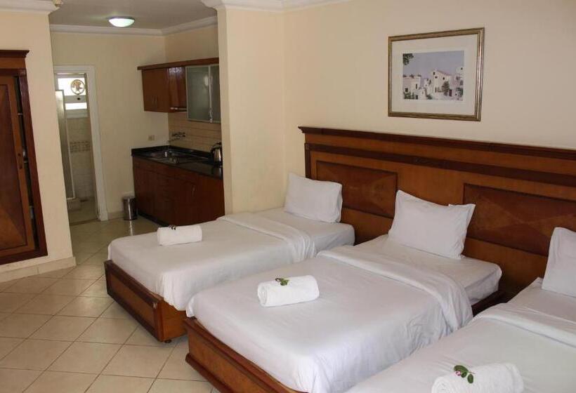 اتاق استاندارد سه تخته با چشم‌انداز استخر, Herrmes Hospitality