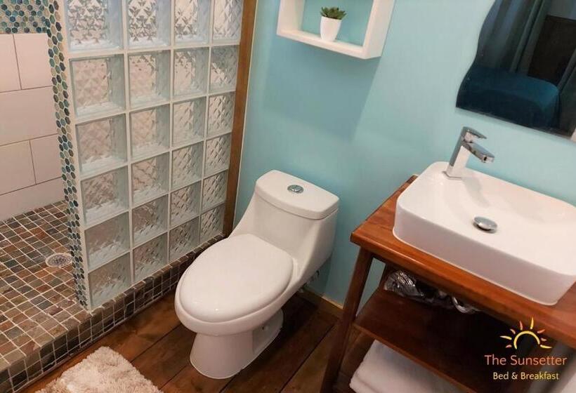 غرفة قياسية مطلّة علي البحر, The Sunsetter Bed & Breakfast