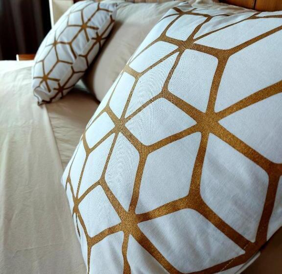 سوئیت با تخت بزرگ, The Sunsetter Bed & Breakfast